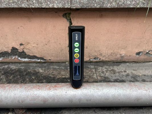 Um medidor de espessura ultra-sônica EMAT de acoplamento de ar com superfície de alta temperatura